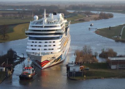 AIDAsol bei der Durchfahrt durch die Werftschleuse