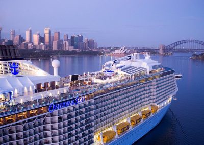 Ovation of the Seas von der Seite